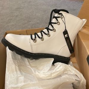 Sorel Lennox Lace boots NWT Size 7